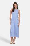 Robe bleue à carreaux de ONLY, mi-longue avec un bustier smocké et des sandales tissées beiges.
