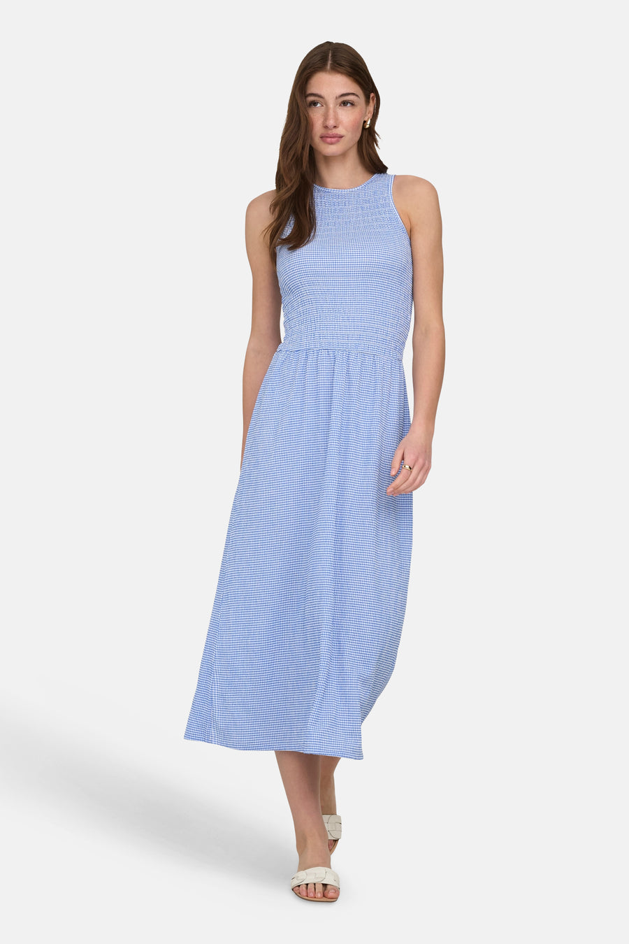 Robe bleue à carreaux de ONLY®, coupe midi et smocks à la taille.
