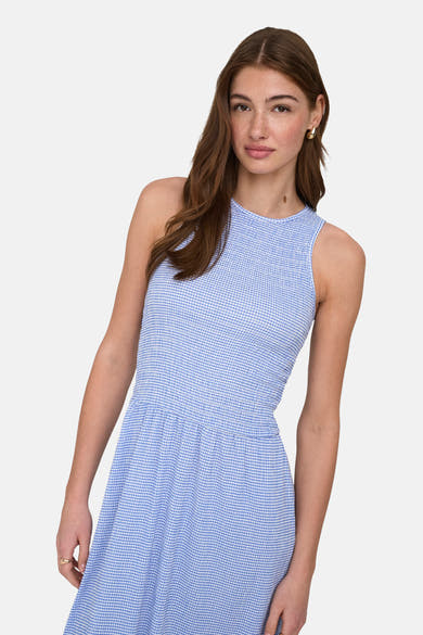 Robe bleue à carreaux vichy de ONLY, avec un corsage smocké et des détails froncés.