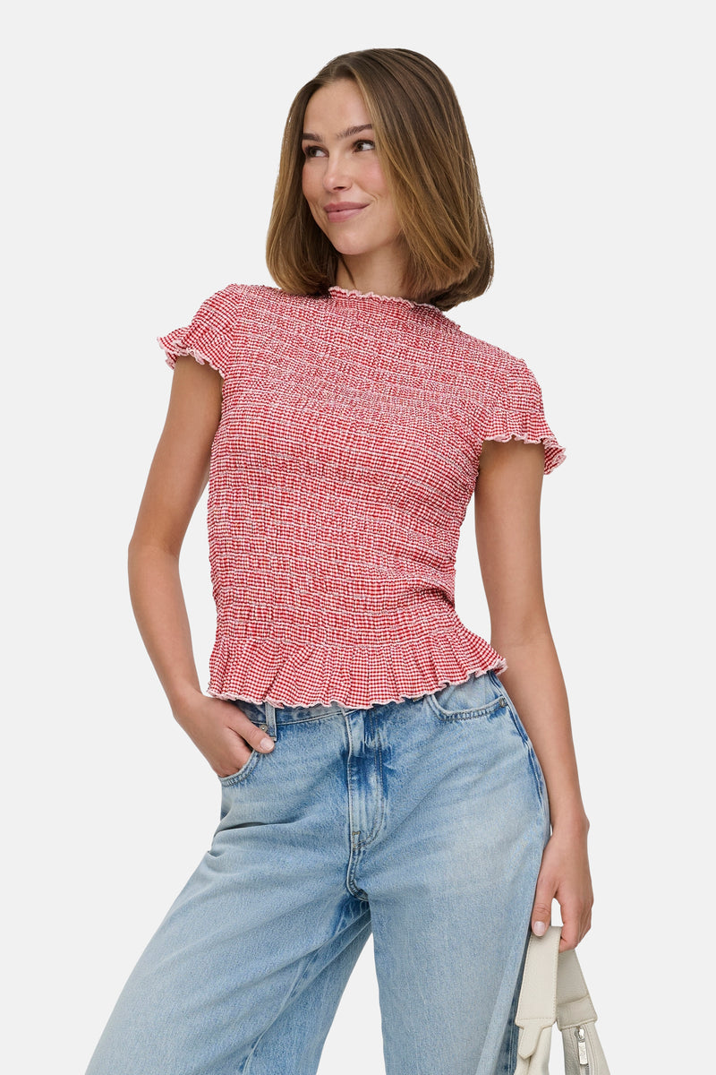 Rood T-shirt met ruches van ONLY, met geruit patroon en korte, gegolfde mouwen, gedragen met een wijde jeans en een witte handtas.