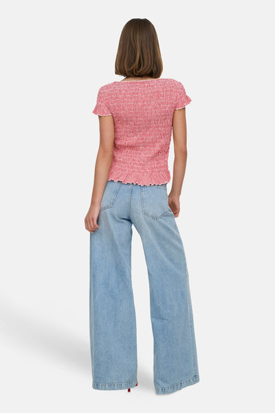 Rood geruit T-shirt van ONLY® met korte ruchesmouwen, gedragen met een wijde jeans.