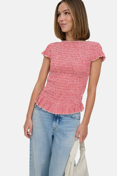 T-shirt rouge à carreaux vichy, de ONLY, avec encolure et ourlet froncés, porté avec un jean ample et un sac à main blanc.