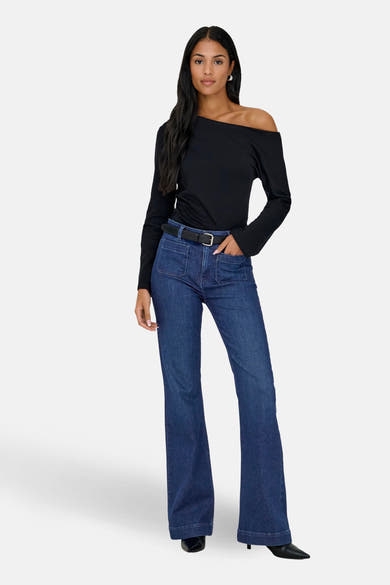 Jean évasé en denim bleu foncé de ONLY, avec ceinture noire et poches plaquées.