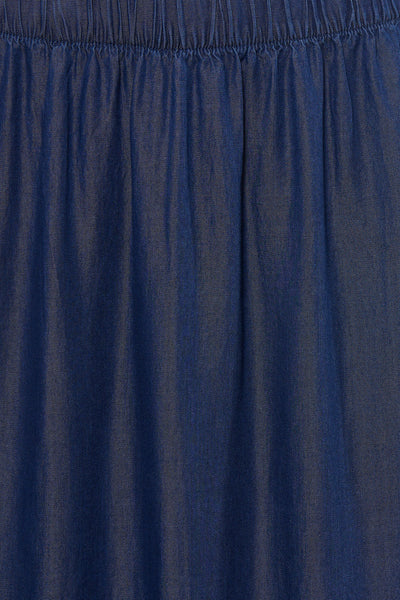Lange donkerblauwe spijkerrok van JDY, met elastische tailleband en geplooide textuur.