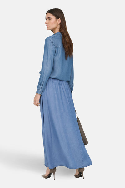 Middellange spijkerrok van JDY in medium blauw, gedragen met een spijkerblouse en naaldhakken.