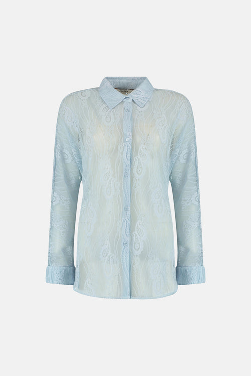 Chemisier bleu en dentelle de ONLY, avec des motifs floraux délicats et des manches longues.
