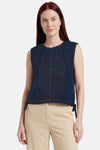 Top sans manches en jean bleu foncé de ONLY® avec col rond, surpiqûres contrastantes et liens à nouer sur les côtés, porté avec un pantalon beige.