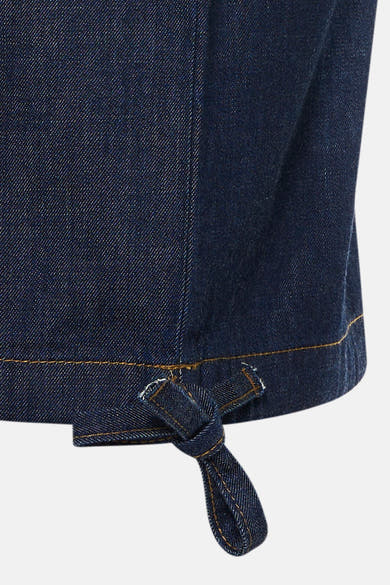 Mouwloos top van donkerblauw denim van ONLY®, met contrasterende stiksels en een decoratieve strik aan de onderkant.