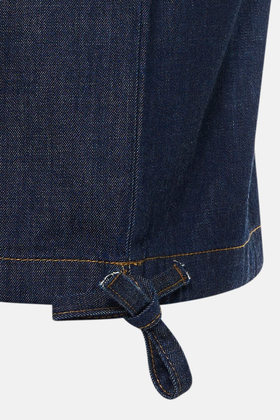 Mouwloos top van donkerblauw denim van ONLY®, met contrasterende stiksels en een decoratieve strik aan de onderkant.