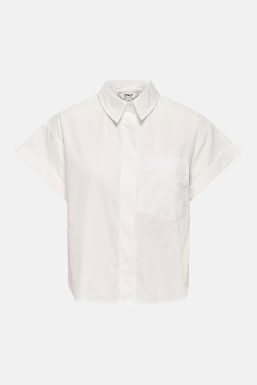 Chemise blanche de ONLY® à manches courtes, col classique et poche poitrine, vue de face.