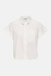 Chemise blanche de ONLY® à manches courtes, col classique et poche poitrine, vue de face.