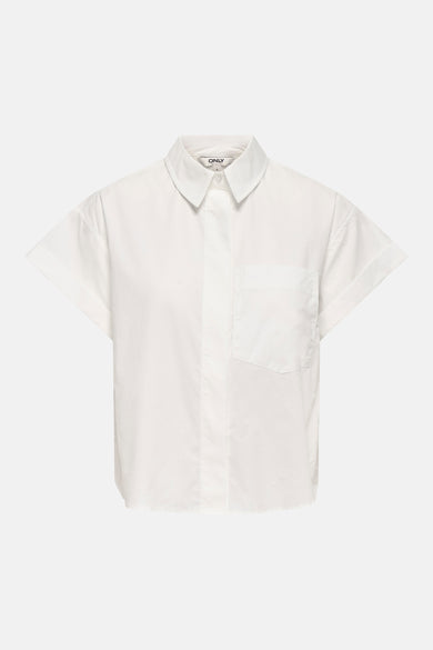 Chemise blanche de ONLY® à manches courtes, col classique et poche poitrine, vue de face.