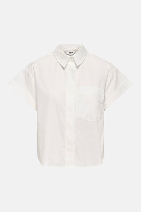 Chemise blanche de ONLY® à manches courtes, col classique et poche poitrine, vue de face.