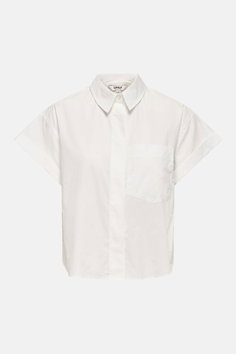Chemise blanche de ONLY® à manches courtes, col classique et poche poitrine, vue de face.