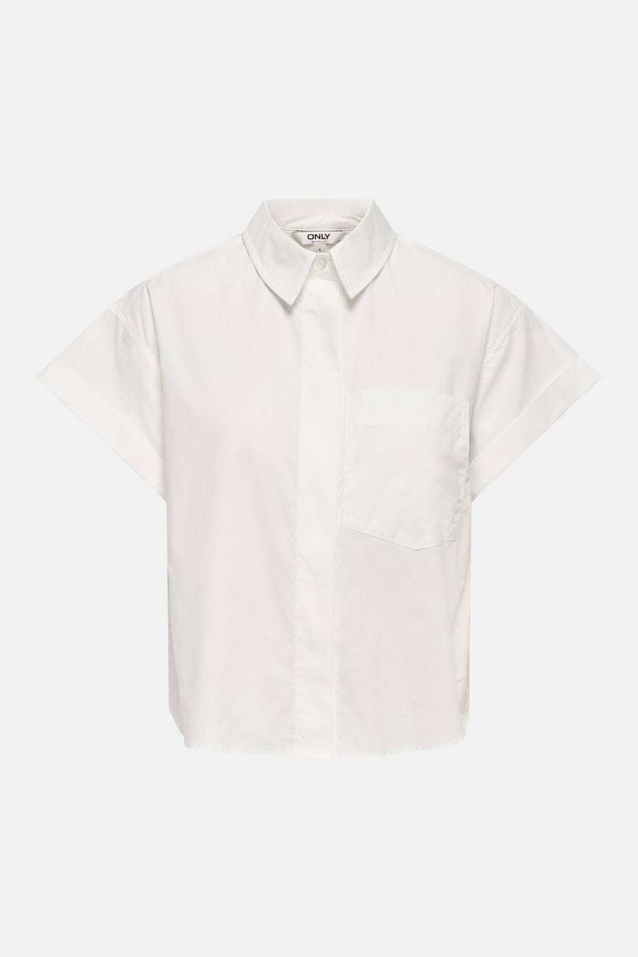 Chemise blanche de ONLY® à manches courtes, col classique et poche poitrine, vue de face.