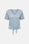 T-shirt bleu à manches courtes de ONLY, avec un nœud décoratif à l'avant et un col en V.