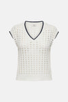 Wit mouwloos vest met perforaties van JDY met ronde hals en marineblauwe boorden, achtergezicht.
