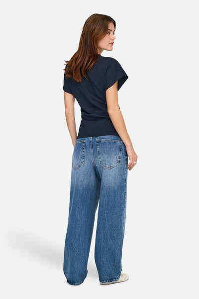 Blauw T-shirt met korte mouwen van ONLY, gedragen met een wijde, lichtgewassen spijkerbroek.