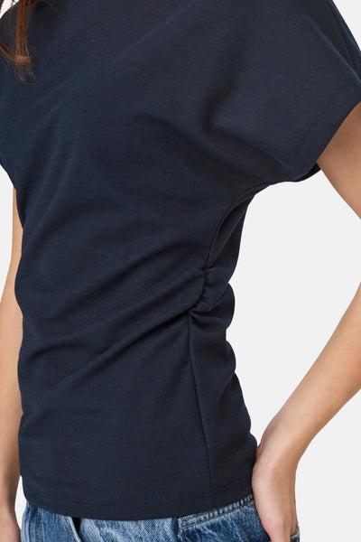 Blauw T-shirt met korte mouwen van ONLY®, met een gedrapeerd effect aan de zijkant en gedragen met een spijkerbroek.