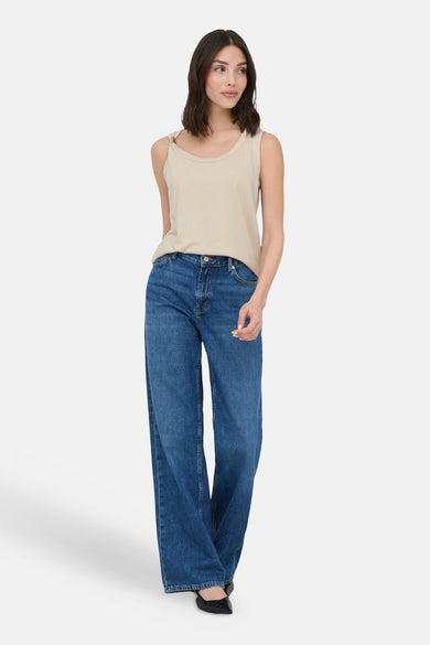 Top sans manches beige de JDY avec détail noué sur l'épaule, porté avec un jean bleu.