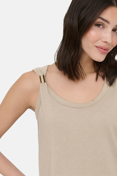 Beige mouwloze top van JDY met gouden metalen ring op de schouderband en ronde hals.