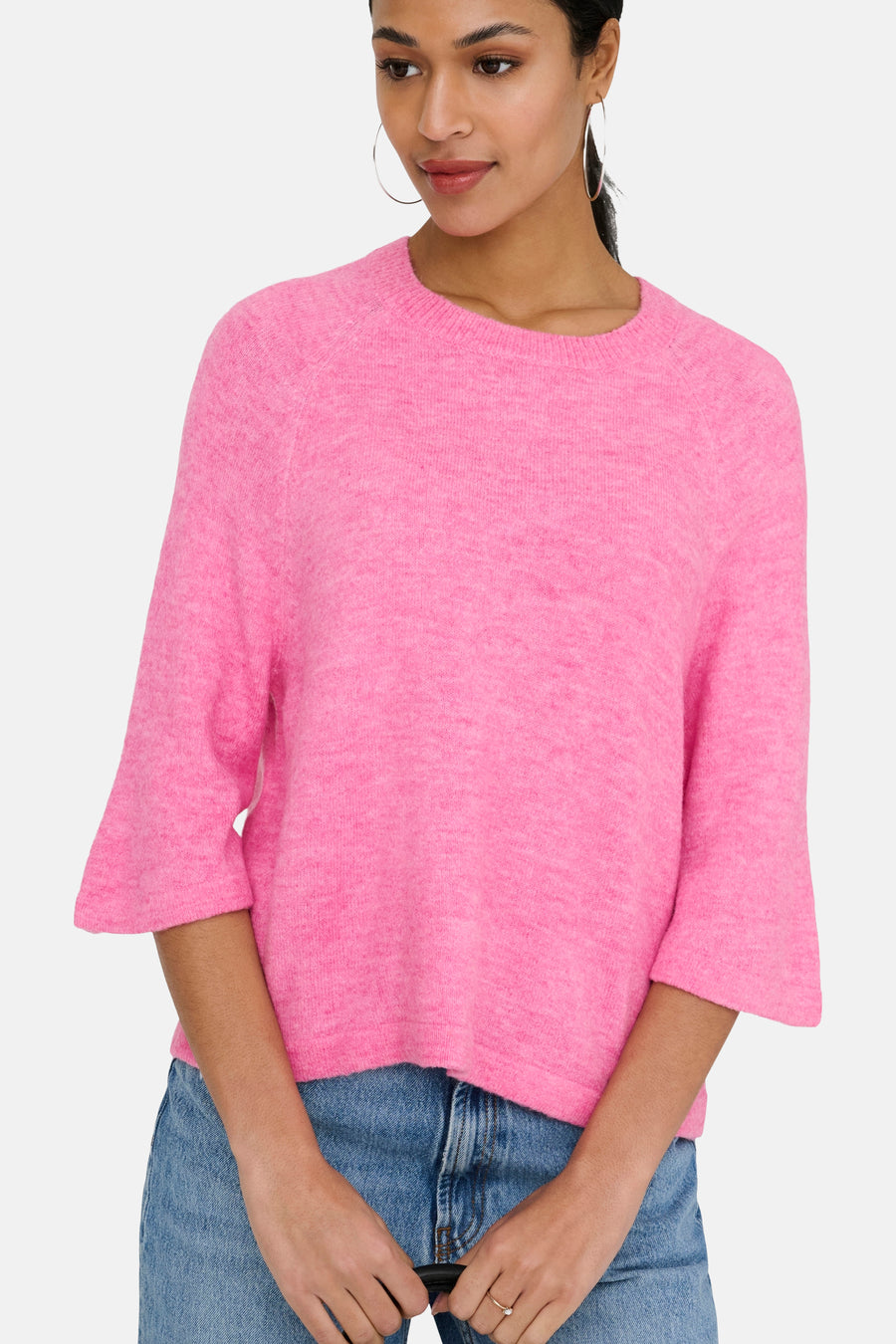 Roze rondehals trui van JDY met driekwart mouwen, gedragen met een spijkerbroek.