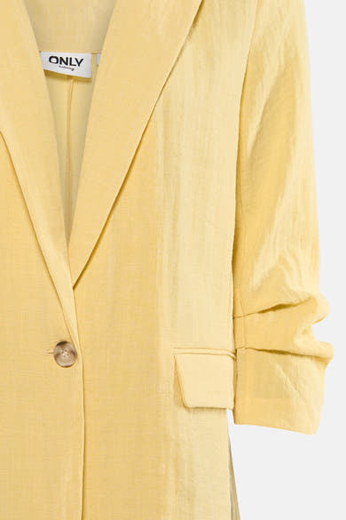 Blazer jaune clair de ONLY® en tissu texturé, avec col cranté, un bouton, manches froncées et une poche à rabat.