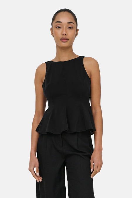 Top noir sans manches de ONLY® avec un ourlet péplum, porté avec un pantalon noir.