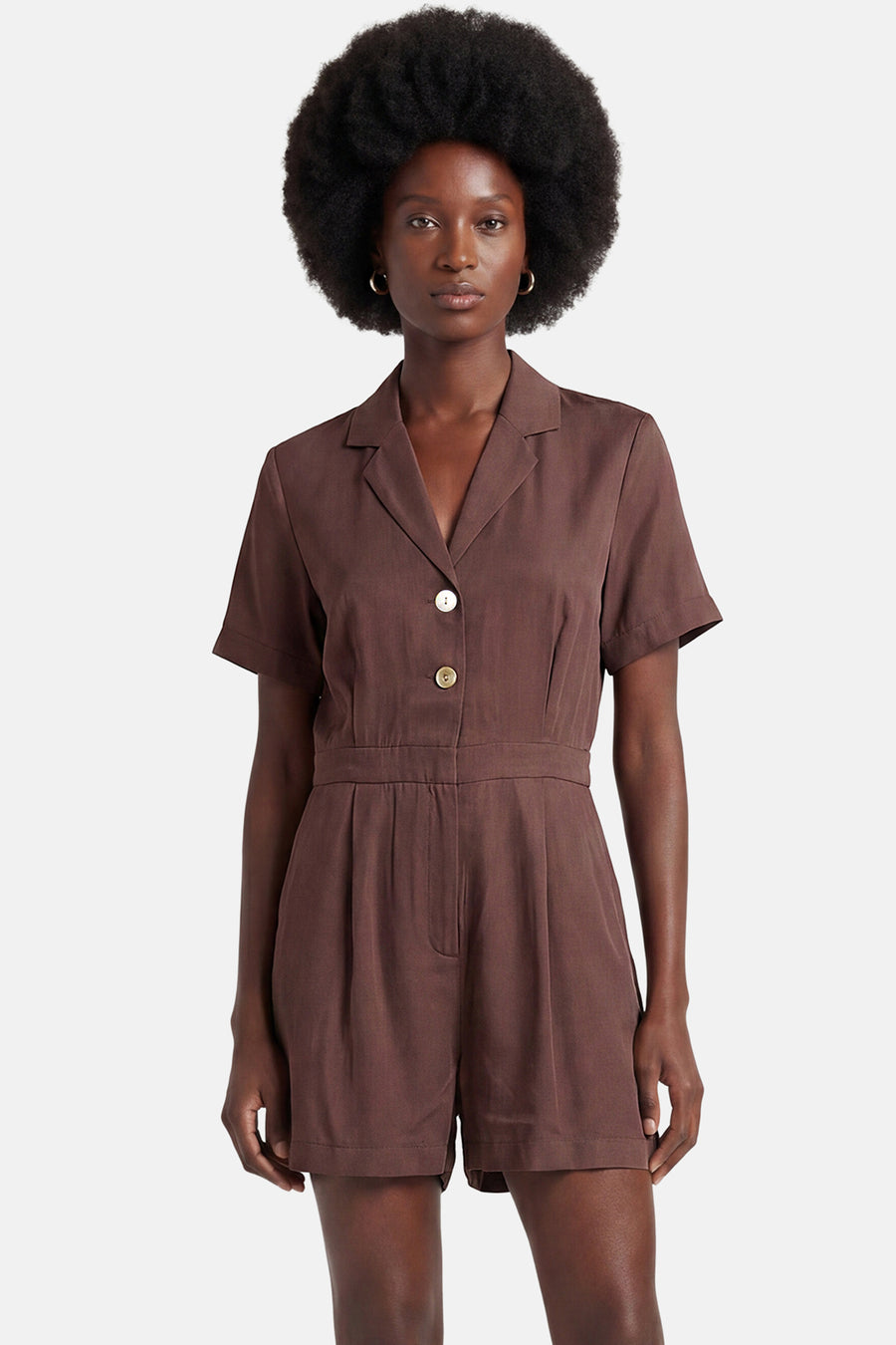 Combi-short brun de ONLY® à col, manches courtes, boutons dorés et taille cintrée.