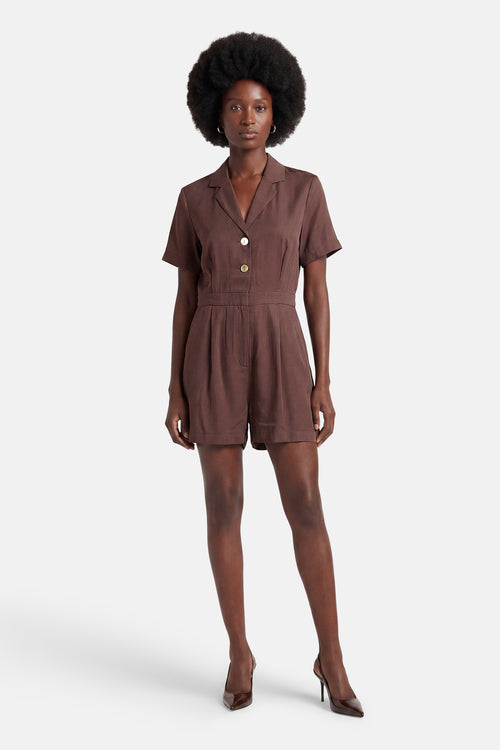 Combi-short brun de ONLY® à manches courtes, col, deux boutons, short plissé, porté avec des talons vernis.