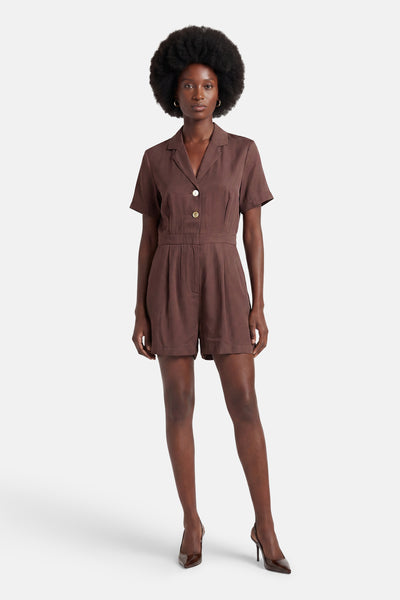 Combi-short brun de ONLY® à manches courtes, col, deux boutons, short plissé, porté avec des talons vernis.