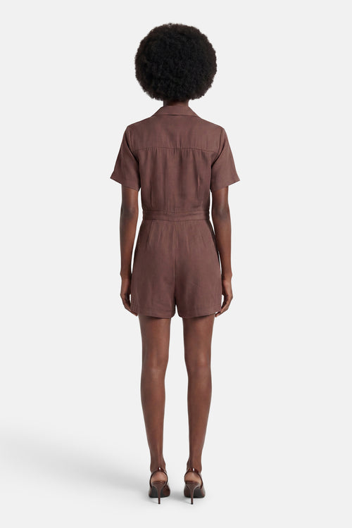 Combi-short brun de ONLY®, vue arrière, avec manches courtes, col chemise et taille ceinturée, porté avec des talons.