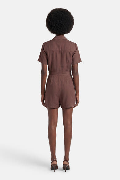 Combi-short brun de ONLY®, vue arrière, avec manches courtes, col chemise et taille ceinturée, porté avec des talons.