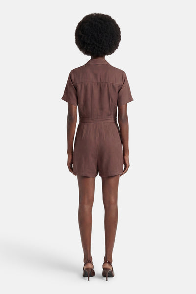 Combi-short brun de ONLY®, vue arrière, avec manches courtes, col chemise et taille ceinturée, porté avec des talons.