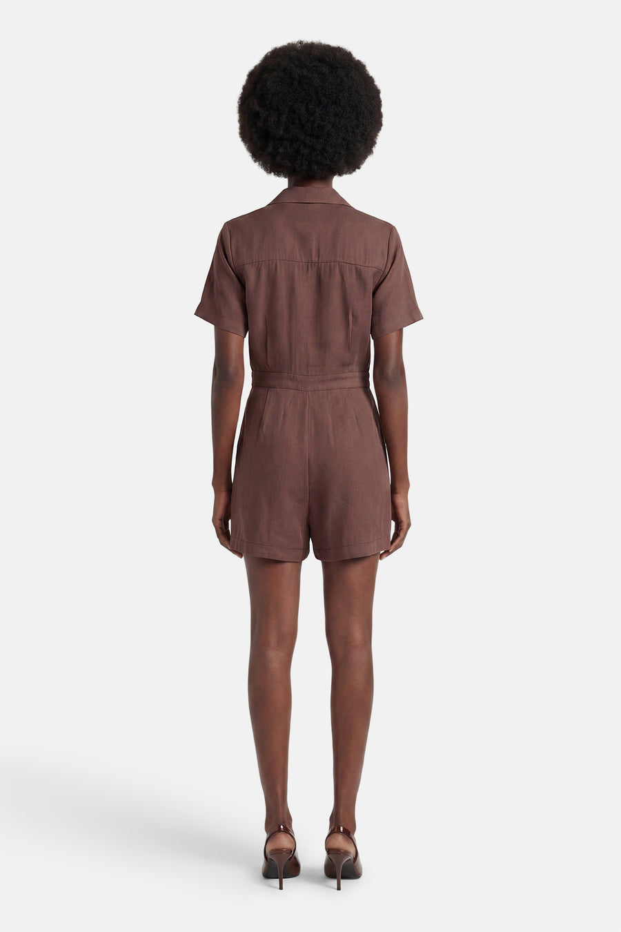 Combi-short brun de ONLY®, vue arrière, avec manches courtes, col chemise et taille ceinturée, porté avec des talons.