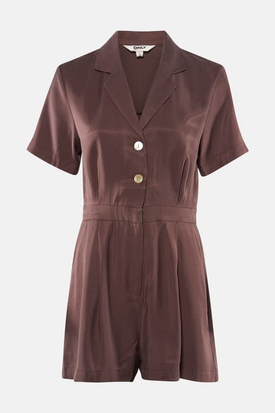 Combi-short brun de ONLY à l'aspect soyeux, avec col chemise, manches courtes et deux boutons clairs.