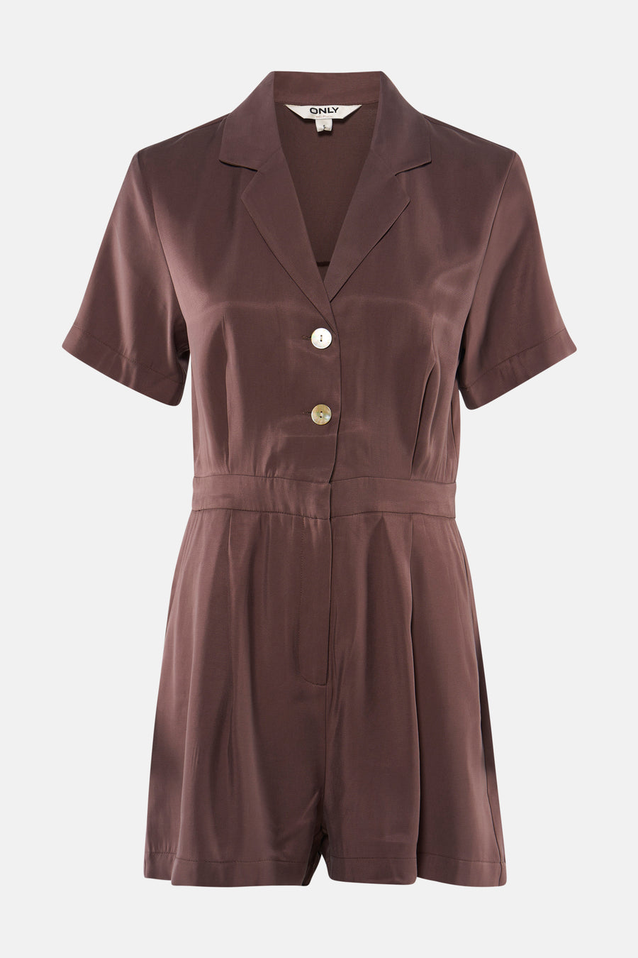 Combi-short brun de ONLY à l'aspect soyeux, avec col chemise, manches courtes et deux boutons clairs.