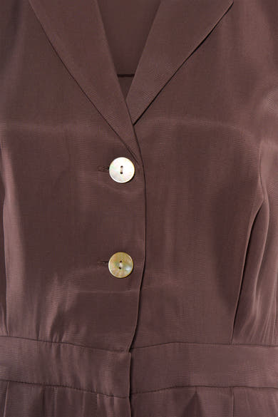 Combi-short brun de ONLY® avec col, patte de boutonnage et deux boutons en nacre.