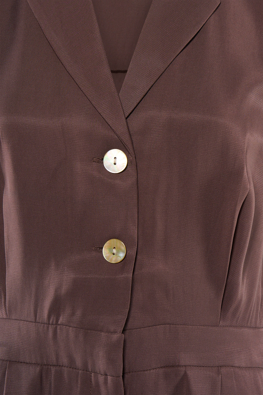 Combi-short brun de ONLY® avec col, patte de boutonnage et deux boutons en nacre.