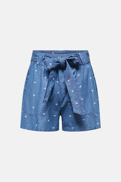 Korte spijkerbroek in middellichte denim van ONLY® met elastische tailleband, strikceintuur en kleine witte knoopmotieven.