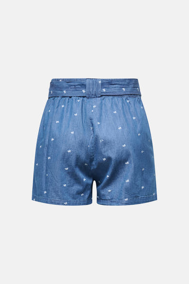 Korte spijkerbroek in middellichte blauwe kleur van ONLY® met kleine witte vlinderdasjes, elastische tailleband en bijpassende riem, achterzijde.