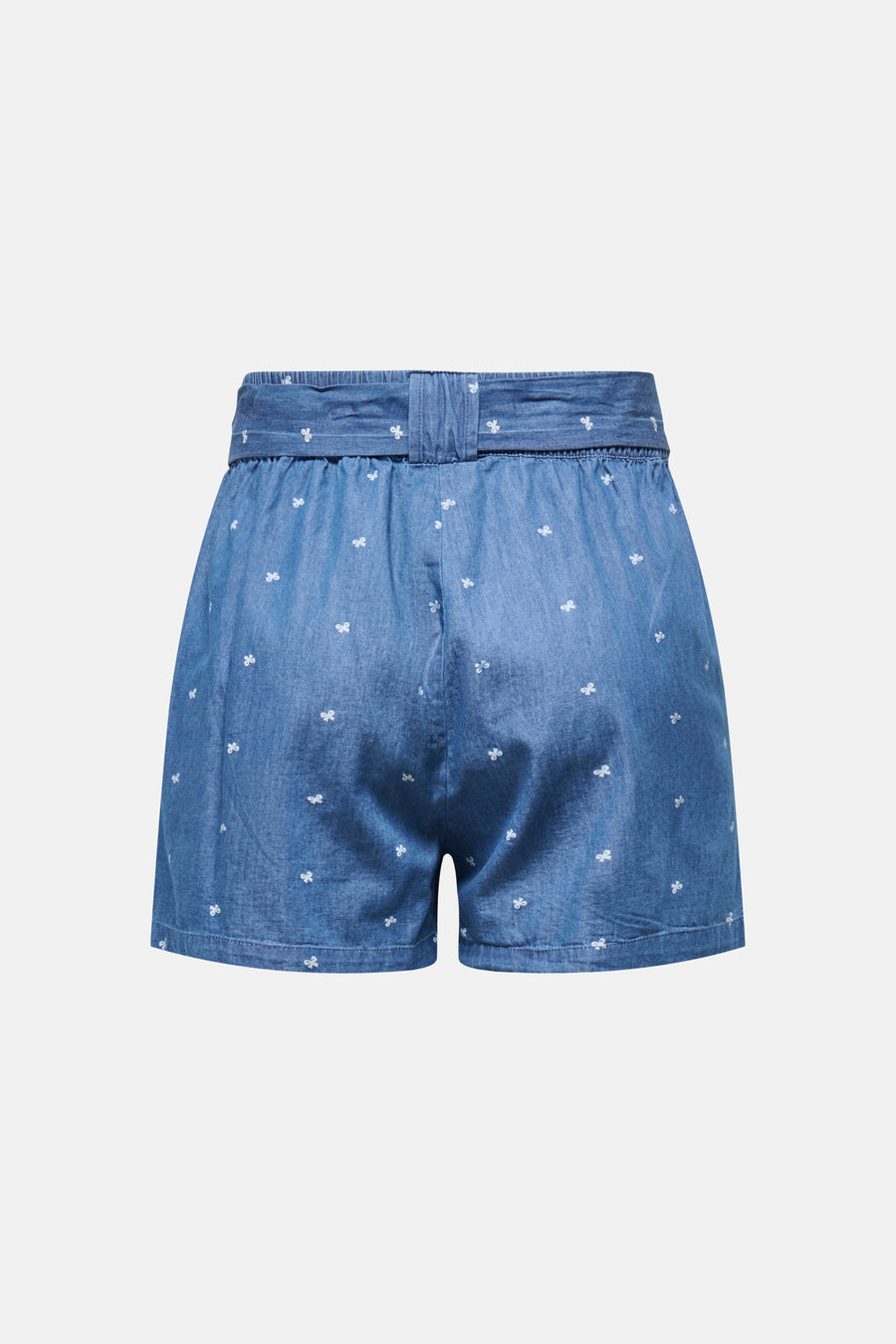 Korte spijkerbroek in middellichte blauwe kleur van ONLY® met kleine witte vlinderdasjes, elastische tailleband en bijpassende riem, achterzijde.