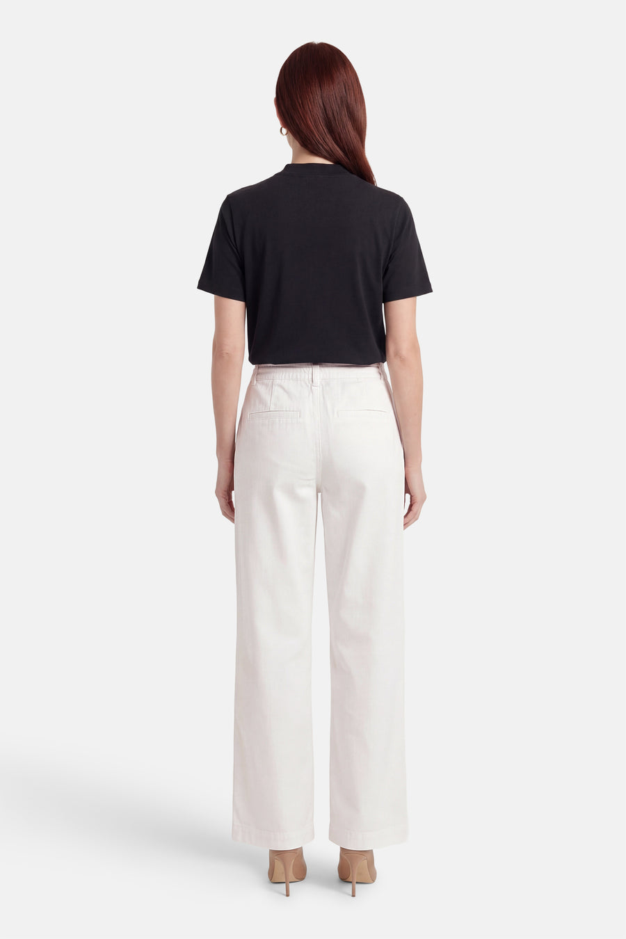 Pantalon blanc de ONLY®, vue de dos, coupe large avec poches arrière, porté avec un t-shirt noir et des talons beiges.