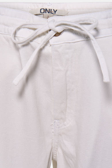 Witte broek van ONLY® met trekkoord in de taille, keperstructuur en knoop.