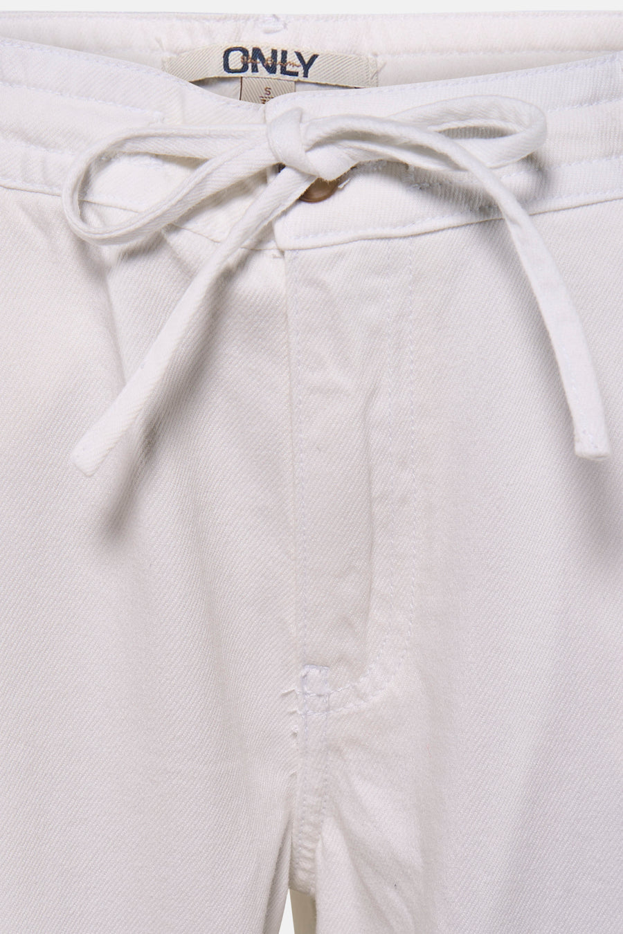 Witte broek van ONLY® met trekkoord in de taille, keperstructuur en knoop.