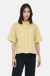 Chemise à manches courtes jaune de JDY à rayures verticales fines, avec deux poches plaquées, portée avec un pantalon noir.