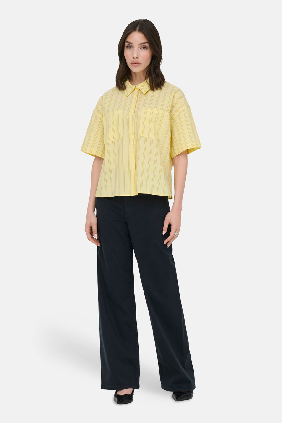 Chemise à manches courtes jaune de JDY à rayures verticales et deux poches poitrine.