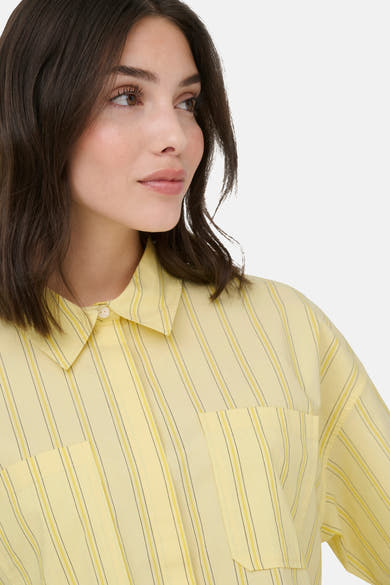 Chemise à manches courtes jaune de JDY à rayures verticales noires et jaunes claires, avec col et poche poitrine.