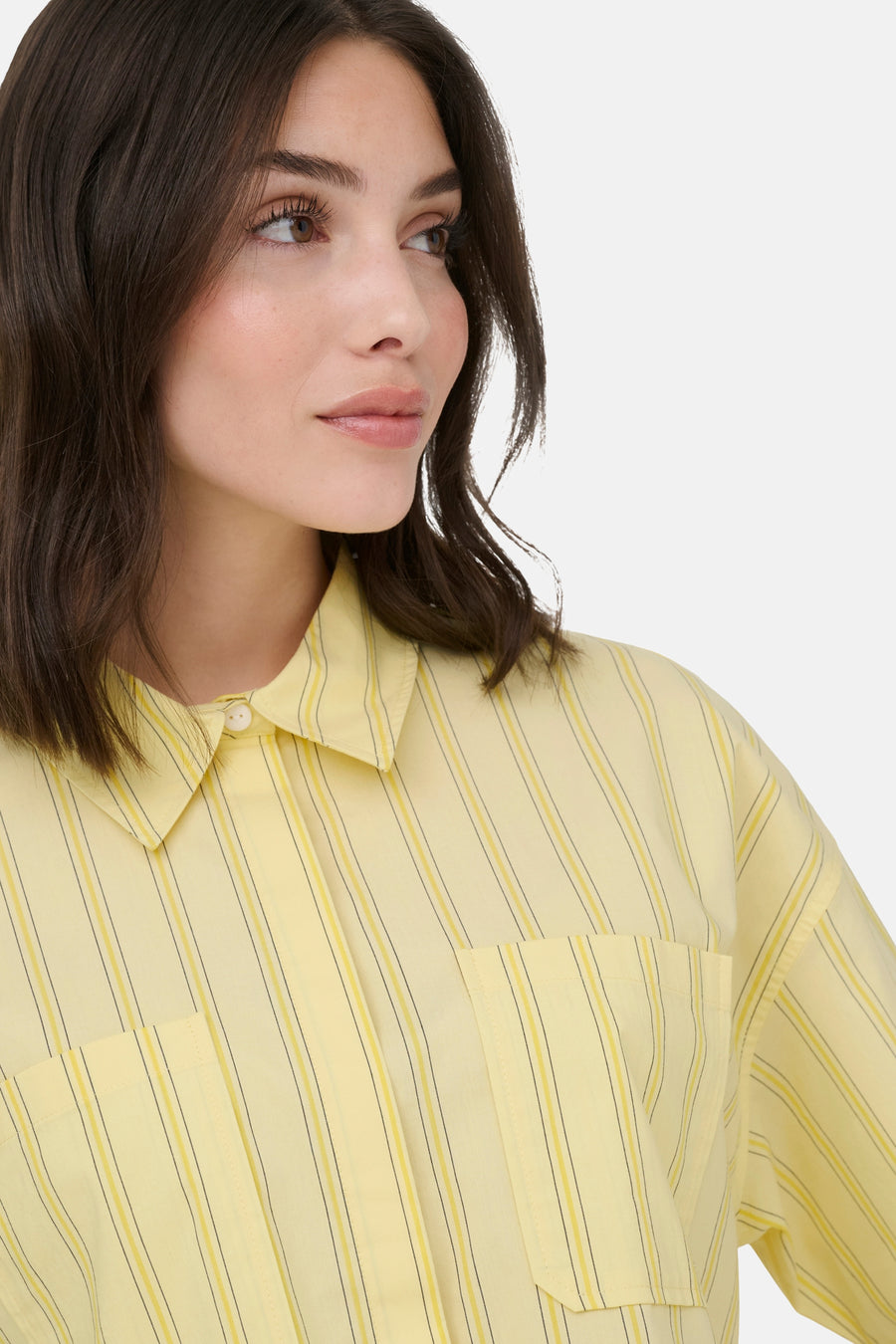 Chemise à manches courtes jaune de JDY à rayures verticales noires et jaunes claires, avec col et poche poitrine.