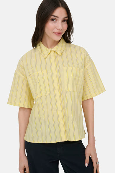 Chemise à manches courtes jaune de JDY, à rayures noires et jaunes et deux poches poitrine, portée par un mannequin avec un pantalon noir.